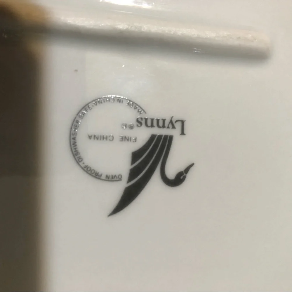 2 of each Lynn’s fine China 2 serving platers and 2 serving bowls Victorian Rose - Picture 4 of 4